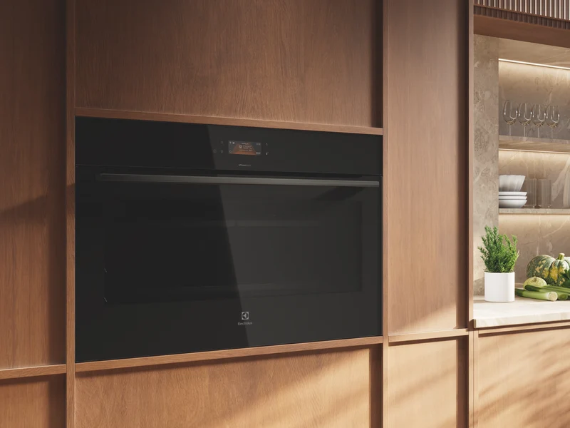 Electrolux 90cm Pyrolytic Oven with SteamBake, 17 Functions, Airfry Plus, Black