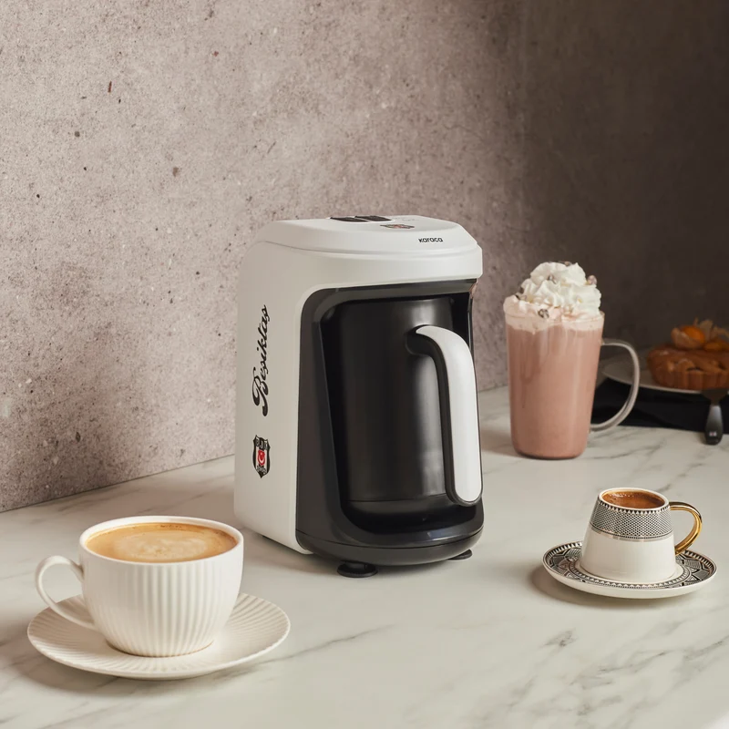 Karaca x Beşiktaş Lizenzierte Hatır Hüps Türkische Kaffeemaschine mit Milchfunktion und Vereinshymne