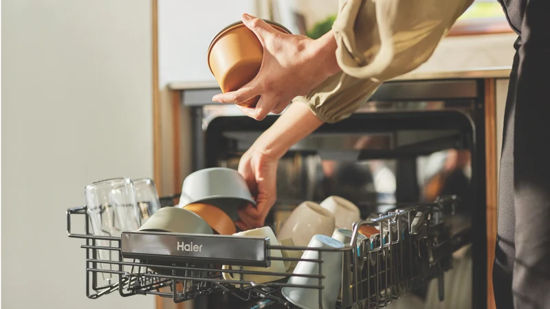 Haier 600 Series Freestanding Dishwasher, Steam, Dual Power Spray Arm, Black