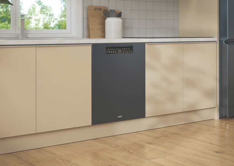 Haier 600 Series Built Under Dishwasher, Steam, Black