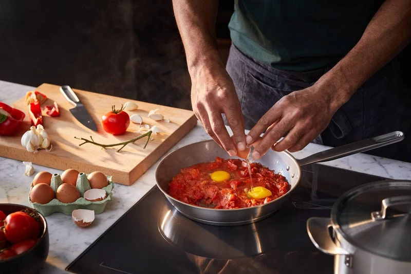Fiskars Bratpfanne, Ø 26 cm, Beschichtete Pfanne, Für alle Kochfelder geeignet, Recycelter Edelstahl