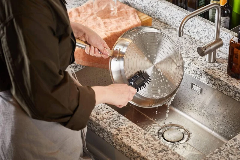 Fiskars Bratpfanne, Ø 26 cm, Beschichtete Pfanne, Für alle Kochfelder geeignet, Recycelter Edelstahl