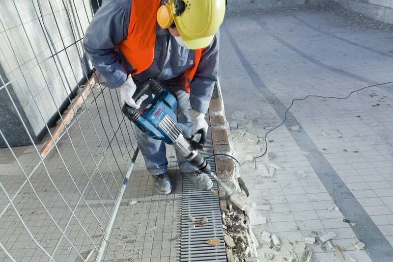Bosch Professional Schlaghammer GSH 11 VC (1.700 Watt, mit SDS-max, 400 mm Spitzmeissel, im Koffer)