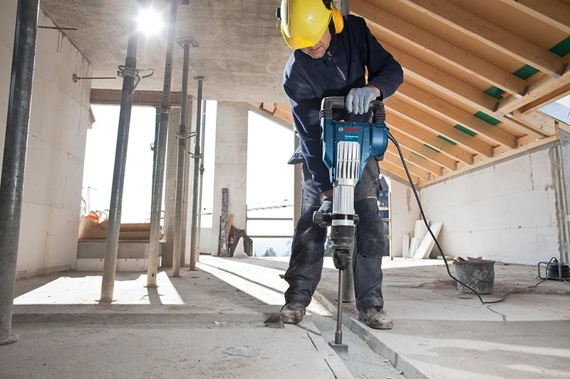 Bosch Professional Schlaghammer GSH 11 VC (1.700 Watt, mit SDS-max, 400 mm Spitzmeissel, im Koffer)