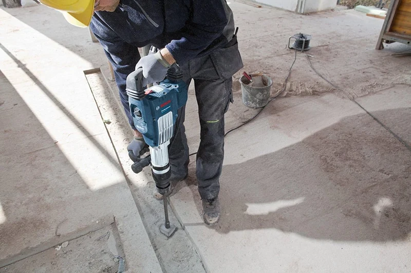Bosch Professional Schlaghammer GSH 11 VC (1.700 Watt, mit SDS-max, 400 mm Spitzmeissel, im Koffer)