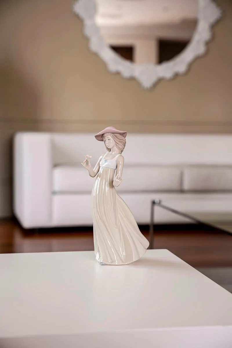 NAO Gentle Breeze Porzellanfigur