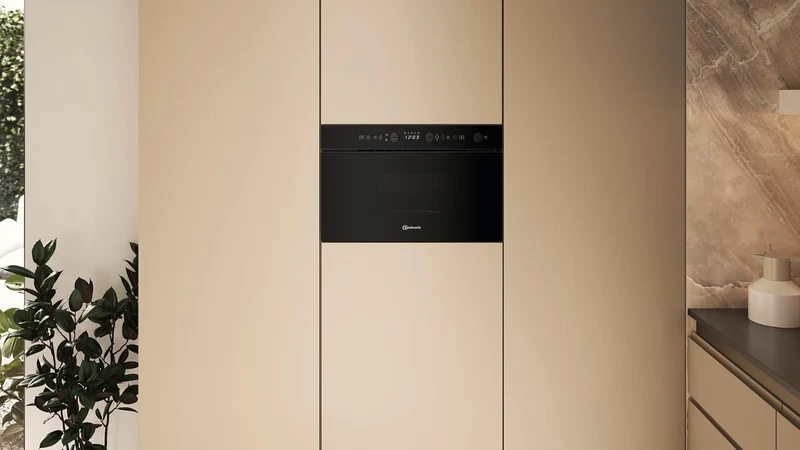 Bauknecht BMN1O2BK Solo-Mikrowelle/ 22 l Garraum/ 750 Watt/Dynamic Steam-Dampfgaren im Mikrowellenbe