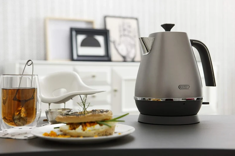 De'Longhi Distinta Flair Wasserkocher KBI2001.S | 1,7 L | Herausnehmbarer Kalkfilter | Finesse Silve