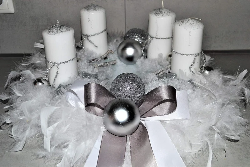 Adventskranz weiss Silber 40 cm künstlich Weihnachten Adventsgesteck Deko Federn
