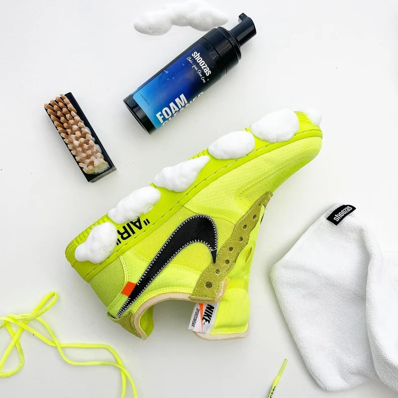 SHOOZAS - Kit zur Schuhreinigung - Schaumreiniger, Wasserdichte Matte, Bürste und Mikrofasertuch - I