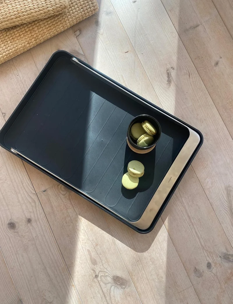 Stelton Serviertablett Take Away - Minimalistisches Tablett mit klappbarem Griff, Rutschfester Gummi