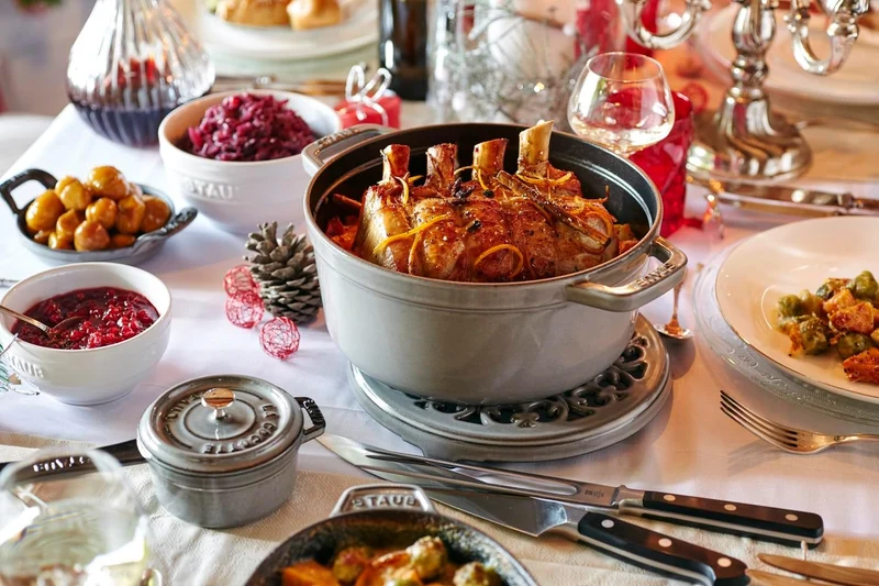 STAUB Gusseisen Bräter/Cocotte, Rund 26 cm, 5 L, Aromaregen Funktion, Für alle Herdarten geeignet, G