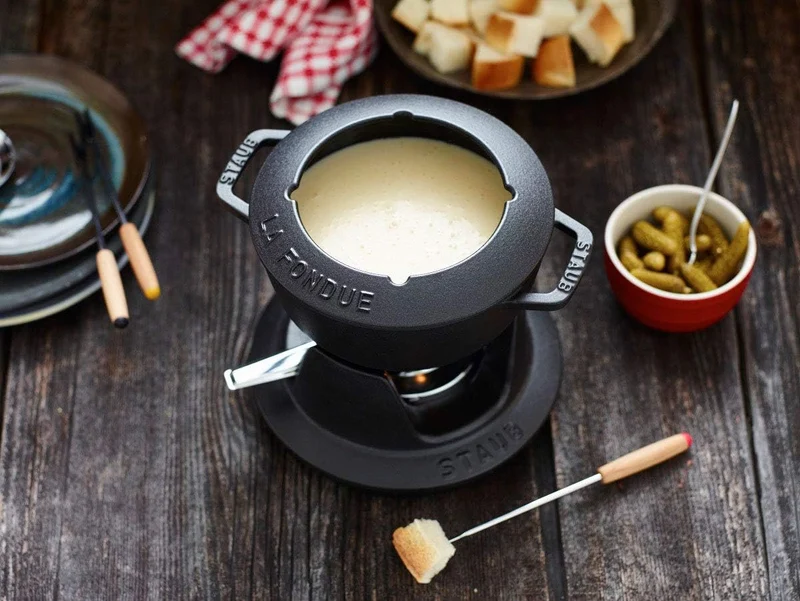STAUB Fondue Set mit 6 Gabeln, Geeignet für Käse- Schoko- und Fleisch-Fondue, Gusseisen, 18 cm, Schw