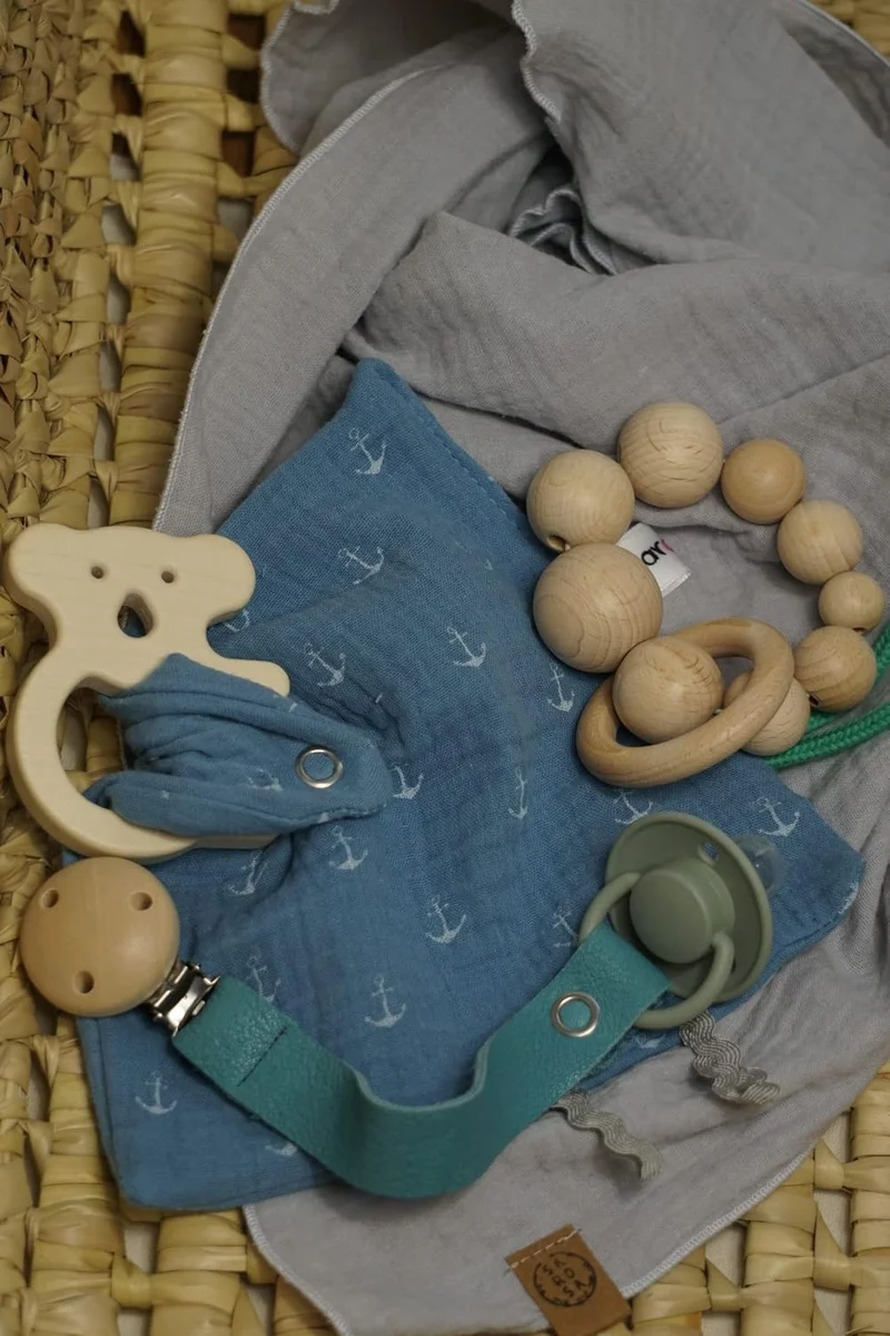 Sarosa Knistertuch aus Musselin mit personalisiertem Greifling | Geschenke zur Geburt Taufe | Namens