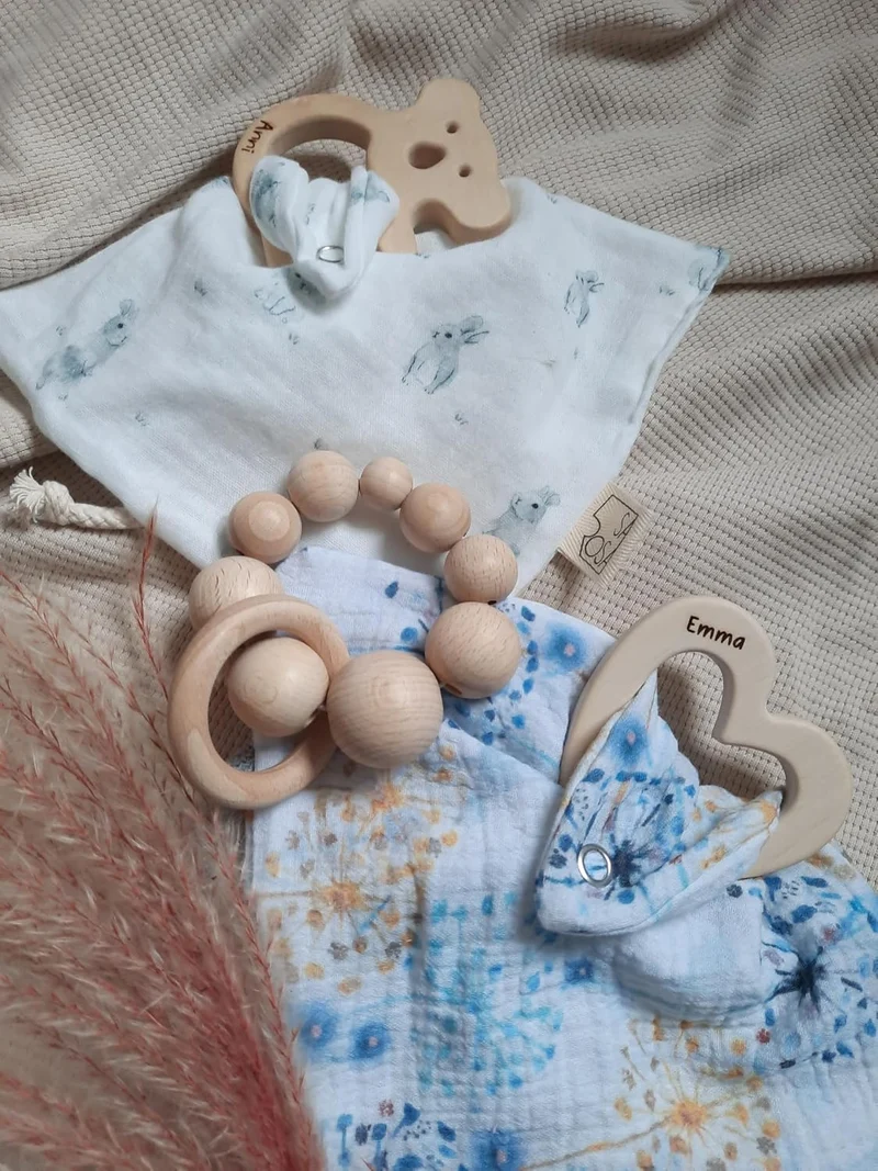 Sarosa Knistertuch aus Musselin mit personalisiertem Greifling | Geschenke zur Geburt Taufe | Namens