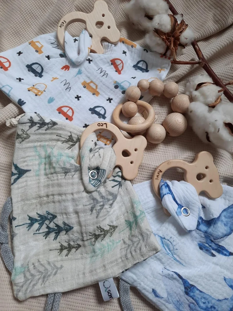 Sarosa Knistertuch aus Musselin mit personalisiertem Greifling | Geschenke zur Geburt Taufe | Namens