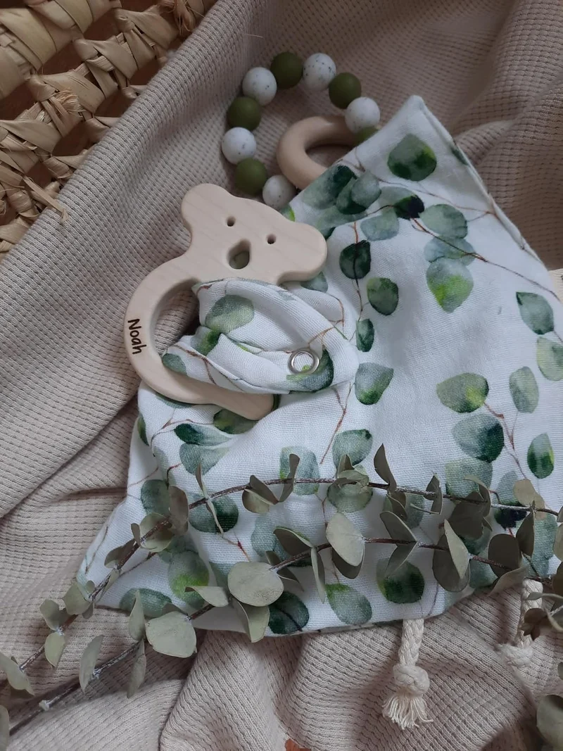 Sarosa Knistertuch aus Musselin mit personalisiertem Greifling | Geschenke zur Geburt Taufe | Namens