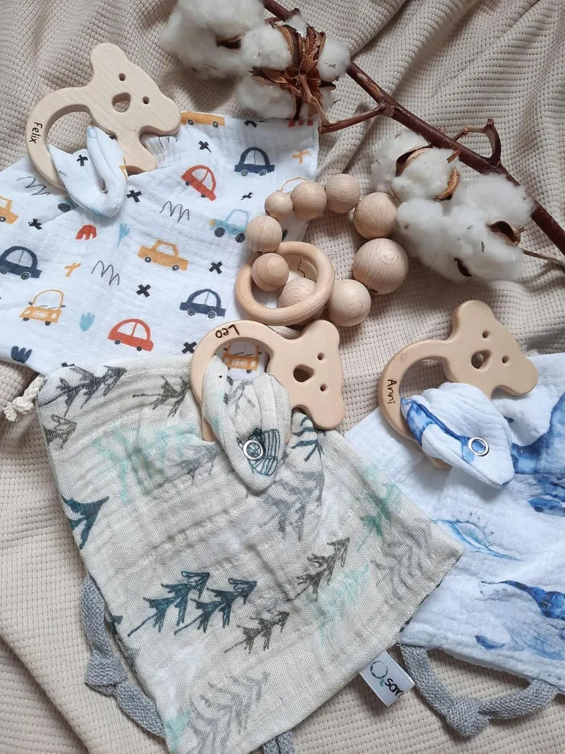 Sarosa Knistertuch aus Musselin mit personalisiertem Greifling | Geschenke zur Geburt Taufe | Namens